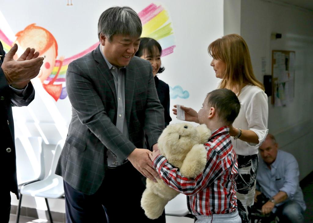 Los niños enfermos de cáncer que se tratan en la Fundación Pérez Scremini, de Montevideo, contarán con una nueva mascota, la foca 'PARO', un robot terapéutico. (ARCHIVO)