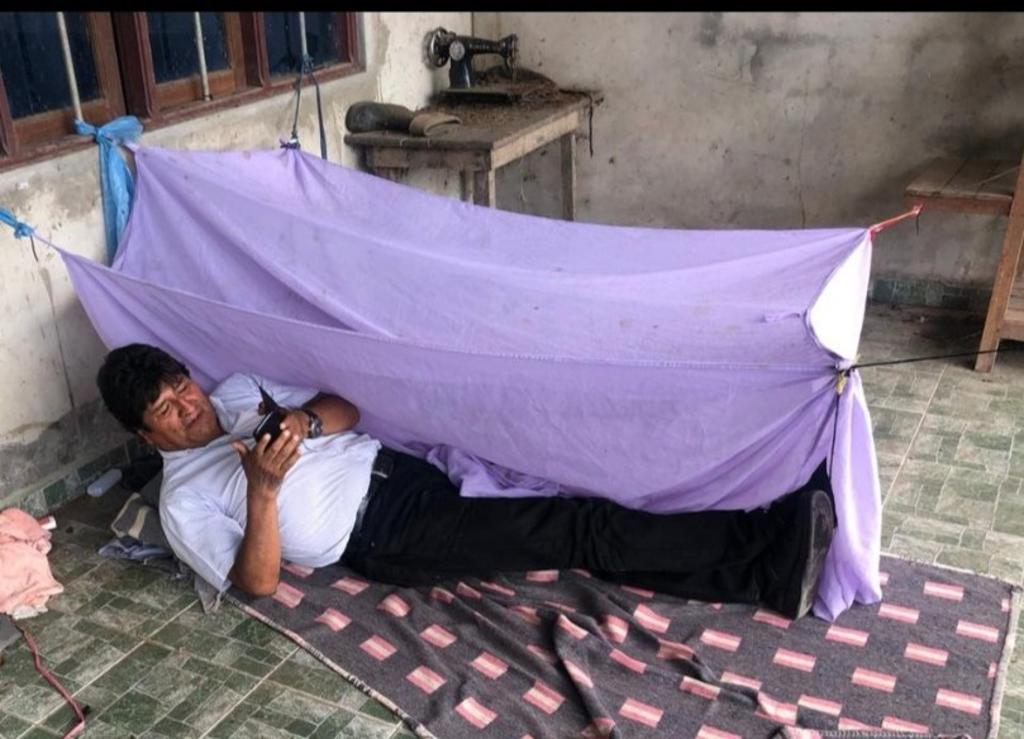Morales publicó en Twitter una fotografía tumbado en el suelo sobre una manta, en un mensaje en el que agradeció el apoyo de 'las federaciones del Trópico de Cochabamba'. (TWITTER)