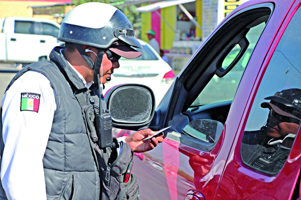 En Operativos de Regularización Vehicular en Lerdo han infraccionado a más de 300 conductores. (EL SIGLO DE TORREÓN/JOEL MENDOZA) 