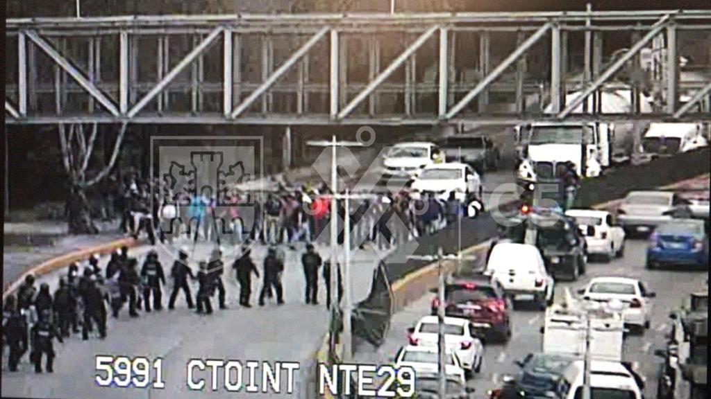 Integrantes de la Policía Federal que se niegan a unirse a la Guardia Nacional volvieron a bloquear el acceso al Aeropuerto Internacional de la Ciudad de México (AICM). (TWITTER)