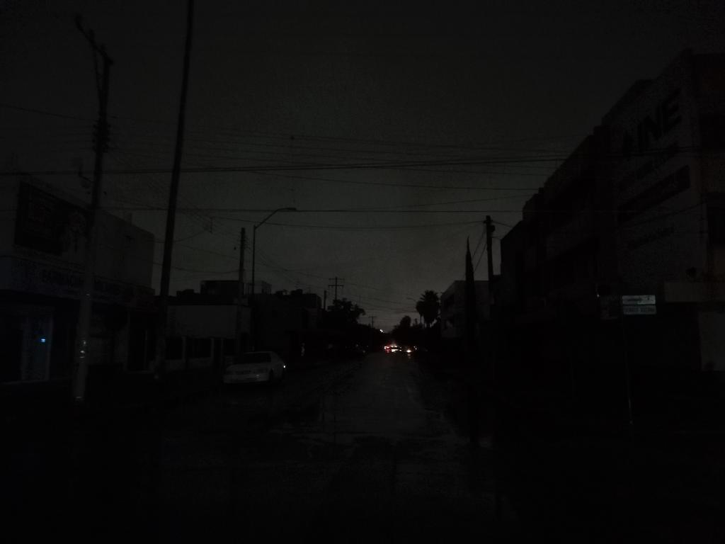 Viviendas, locales comerciales, semáforos y luminarias sin luz, provocaron que algunas zonas del mencionado sector estuvieran a oscuras. (EL SIGLO DE TORREÓN)