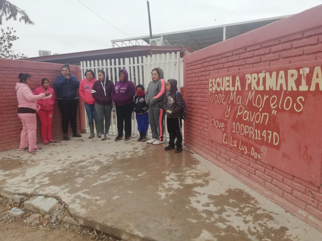 Madres de familia exigen que se termine obra de un millón 300 mil pesos que se inició bajo el programa Escuelas al Cien. (EL SIGLO DE TORREÒN/EDITH GONZÁLEZ)