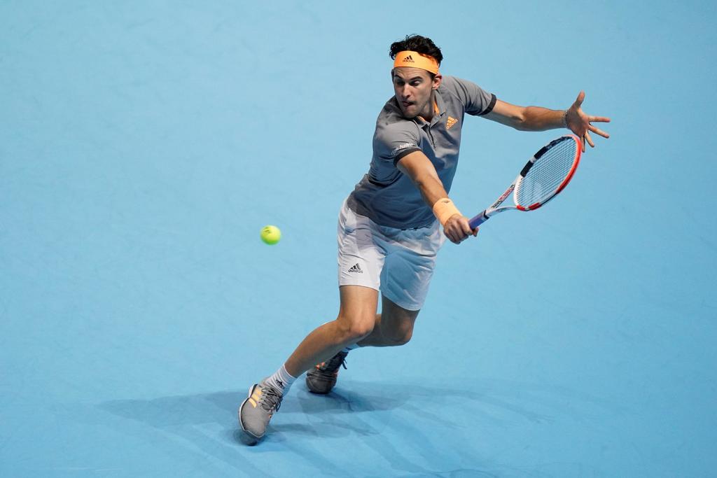 Dominic Thiem aseguró su boleto a las 'semis' de las Finales de la ATP tras derrotar 6-7, 6-3, 7-6 a Novak Djokovic. (EFE)