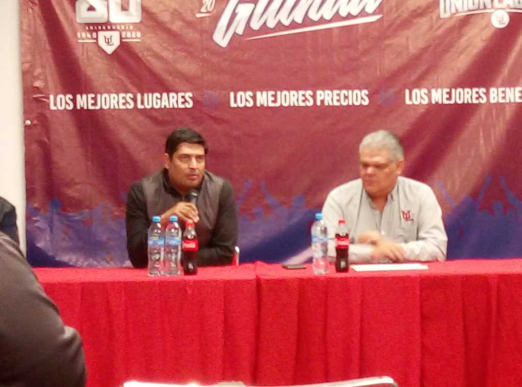 Jorge Luis Lechuga (i), gerente general de Algodoneros y Guillermo Mercado, gerente de marketing, durante la rueda de prensa. (ESPECIAL)