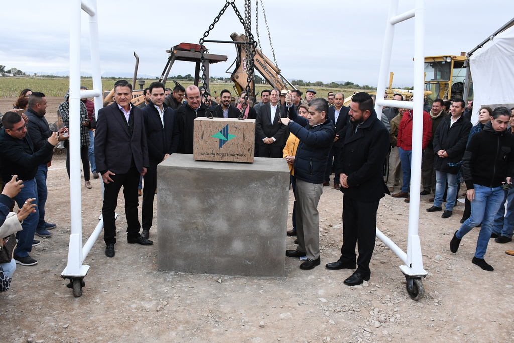 Autoridades estatales y municipales, así como los empresarios que invertirán en este proyecto, estuvieron presentes en la colocación de la primera piedra del nuevo Parque Industrial en La Laguna. (FERNANDO COMPEÁN)