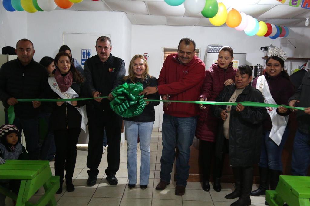La presidenta honoraria del DIF, Marcela Gorgón, y el alcalde de Progreso inauguraron el primero 'Comedor de 0 a 5'.