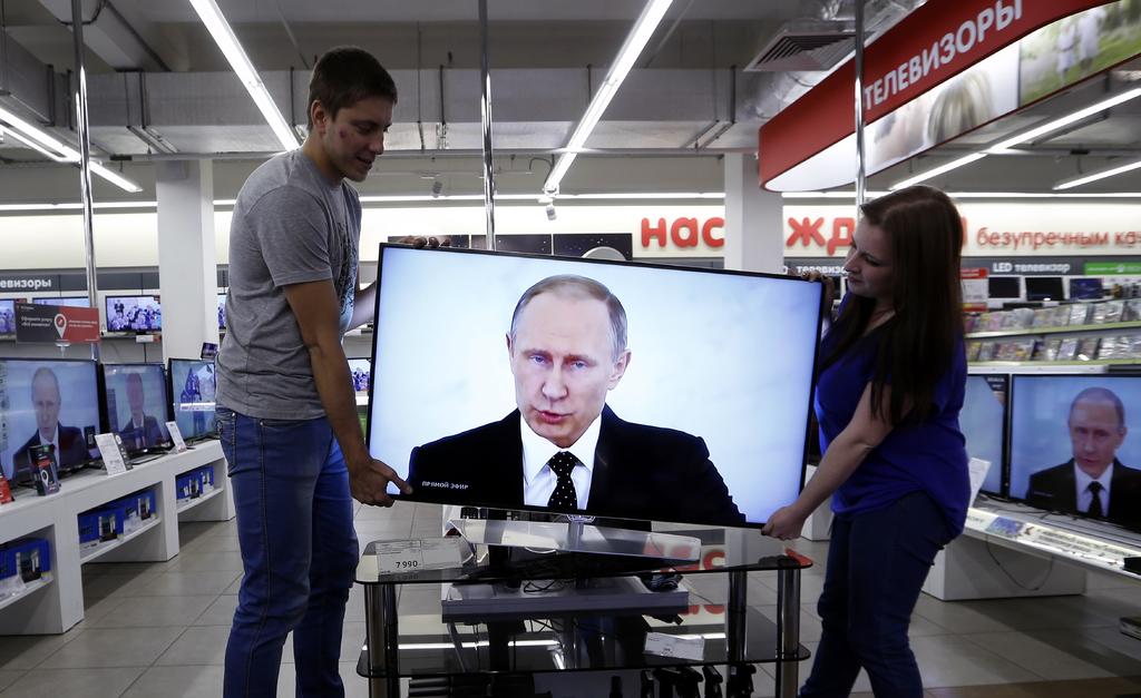En la imagen se observa a Vladimir Putin, presidente ruso, en una pantalla en una tienda comercial. (ARCHIVO)