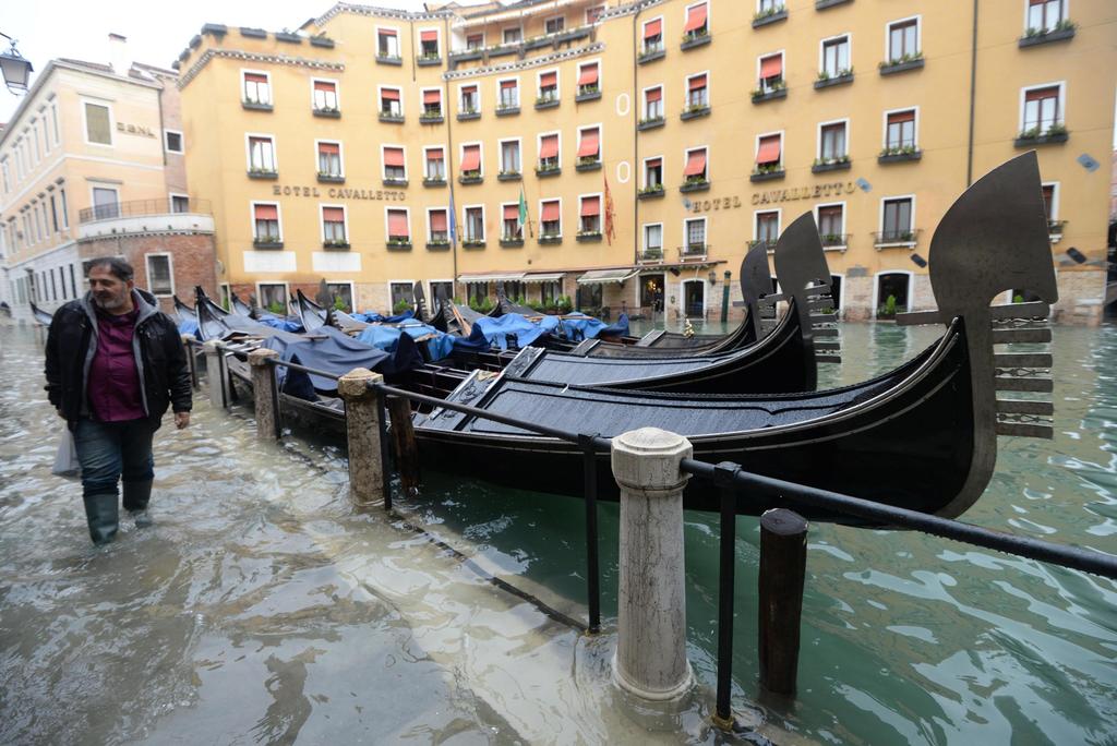 El fenómeno del 'agua alta' en Venecia, la subida de las mareas, alcanzó a las 22:50 (20:50 GMT) de ayer martes los 187 centímetros tras el récord de 194 centímetros que se alcanzó en la inundación de 1966. (EFE)