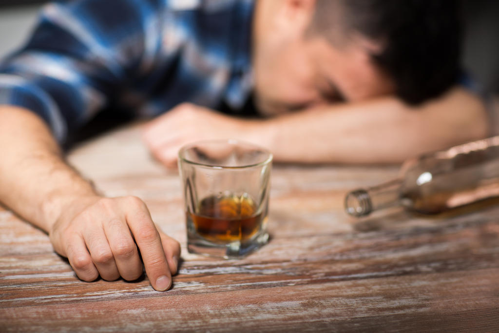 Cada año mueren al menos tres millones de personas en el mundo, particularmente varones, a causa del consumo nocivo del alcohol, señala la OMS. (ARCHIVO) 
