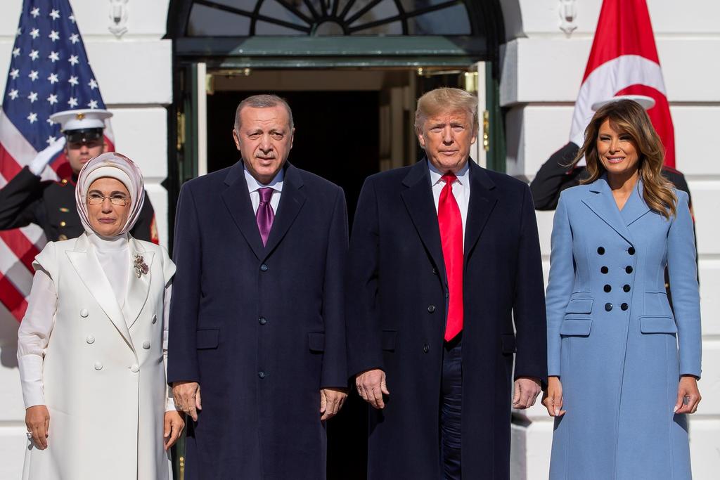 La reunión llega poco más de un mes después de que Trump generara una oleada de críticas en EUA al ordenar la retirada de las tropas estadounidenses del norte de Siria después de hablar por teléfono con Erdogan. (EFE)