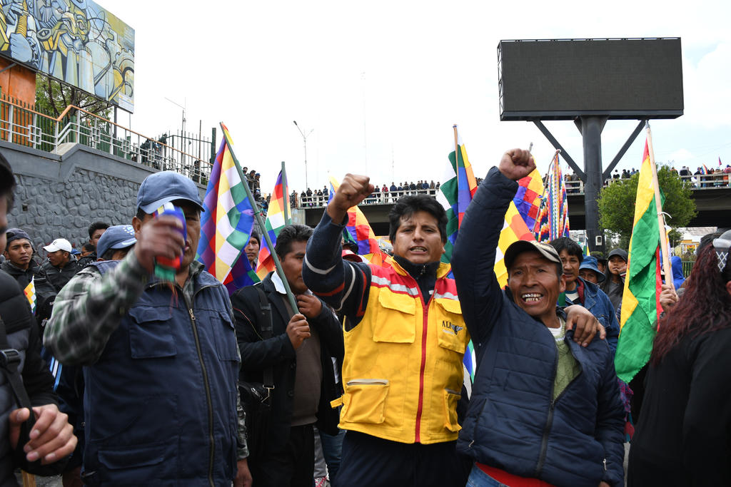 Los manifestantes protestaron en contra de Áñez y también contra la Policía Boliviana, que se amotinó el fin de semana sumándose a las protestas en contra de Evo Morales.