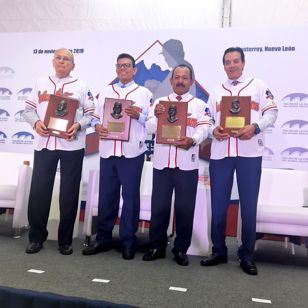 De izquierda a derecha, Cuauhtémoc Rodríguez, Fernando Valenzuela, Daniel Fernández y Ricardo Sáenz, nuevos miembros del Salón de la Fama. (ESPECIAL)