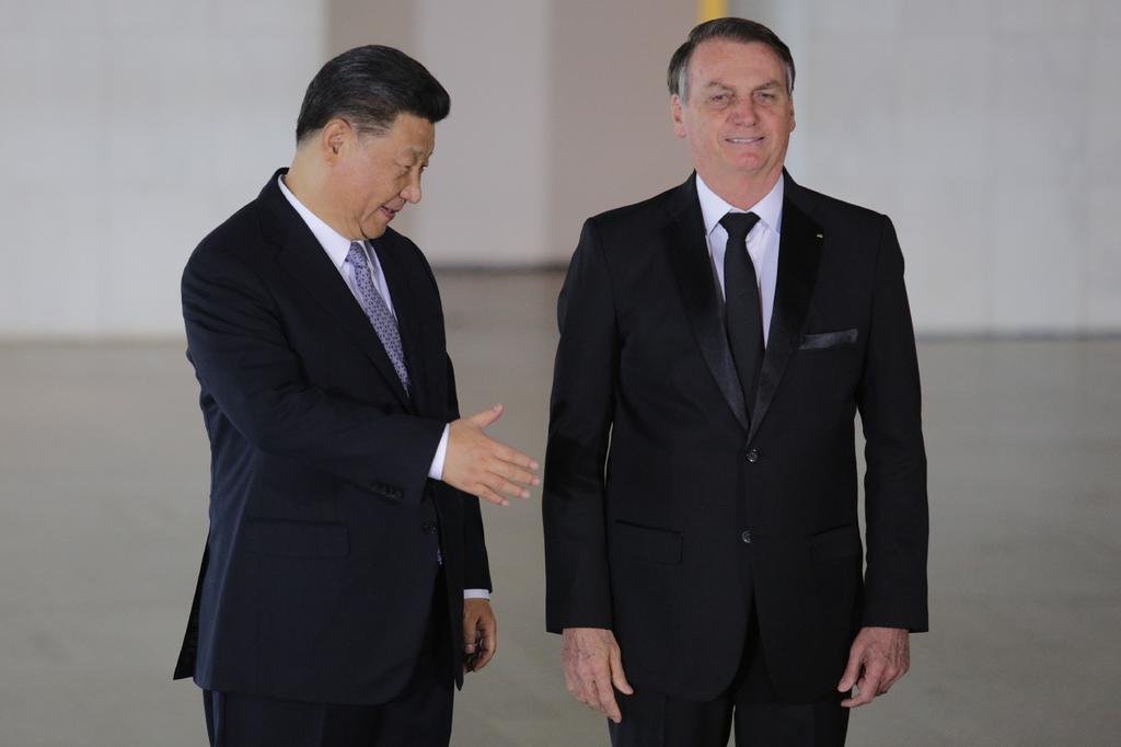 El presidente de la República Popular de China, Xi Jinping (i), saluda al presidente de Brasil, Jair Bolsonaro (d), a su llegada al Palacio de Itamaraty este miércoles en Brasilia. (EFE)