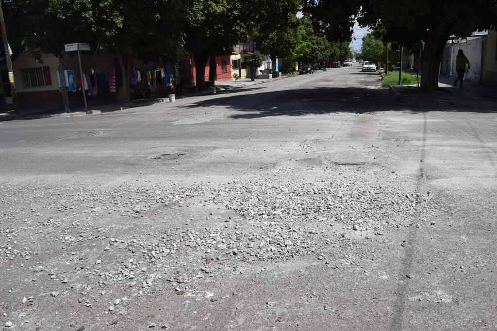 El director de Obras Públicas en el municipio, Arturo Rodríguez de León, dijo que se tiene un estimado de cuatro millones y medio de metros cuadrados en pavimento en la ciudad, pero más de la mitad está dañado. (ARCHIVO)