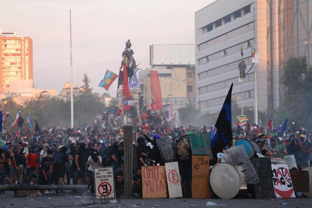 Chile se prepara para una nueva jornada de protestas este jueves, luego que en las últimas 24 horas se registraron 106 heridos y 187 detenidos en las manifestaciones. (ARCHIVO)