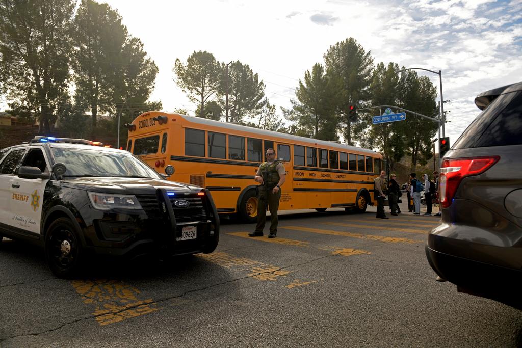Un estudiante de 14 años se convirtió en la segunda víctima mortal del tiroteo registrado este jueves en una escuela de un vecindario al norte de la ciudad de Los Ángeles (Estados Unidos) y en el que el supuesto atacante intentó suicidarse, informó la Policía. (AP)