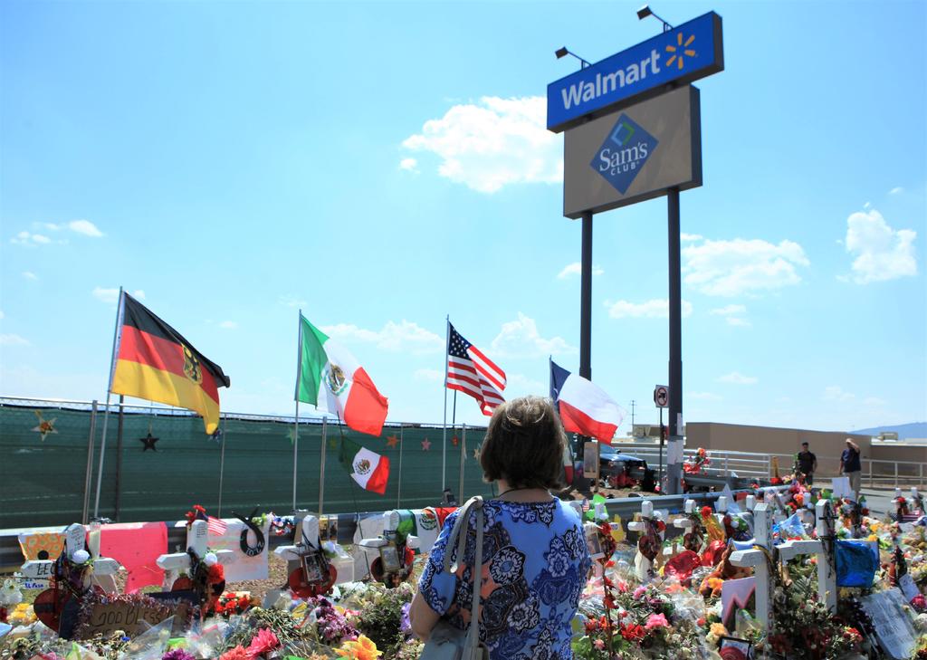 Directivos de Walmart esperan terminar en diciembre las obras del monumento que se construye en el estacionamiento de la tienda, en honor a las víctimas de la masacre. (ARCHIVO)
