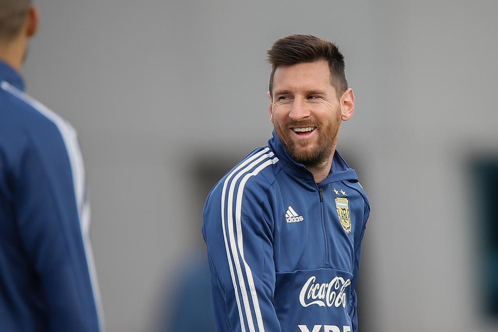 Lionel Messi fue castigado por la Conmebol con una multa de 50 mil dólares y tres meses fuera de su combinado nacional. (ARCHIVO)