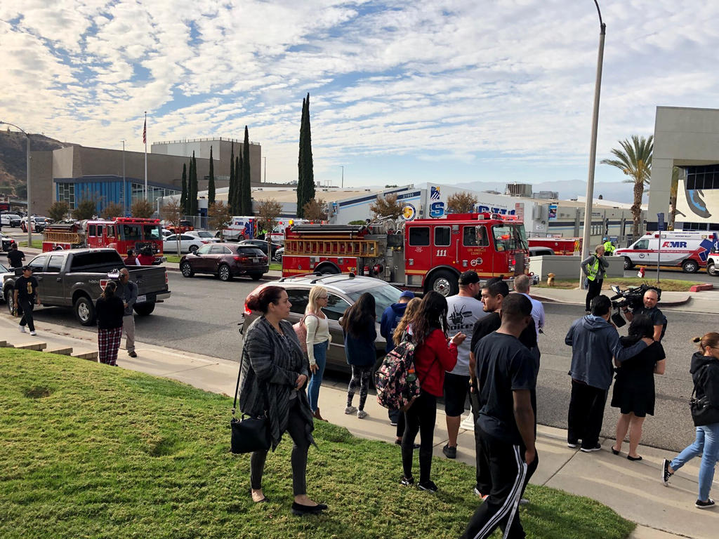 Hasta ahora los investigadores no han ofrecido un motivo del ataque del jueves en la Escuela Secundaria Saugus, en Santa Clarita, un suburbio de Los Ángeles. (AP)