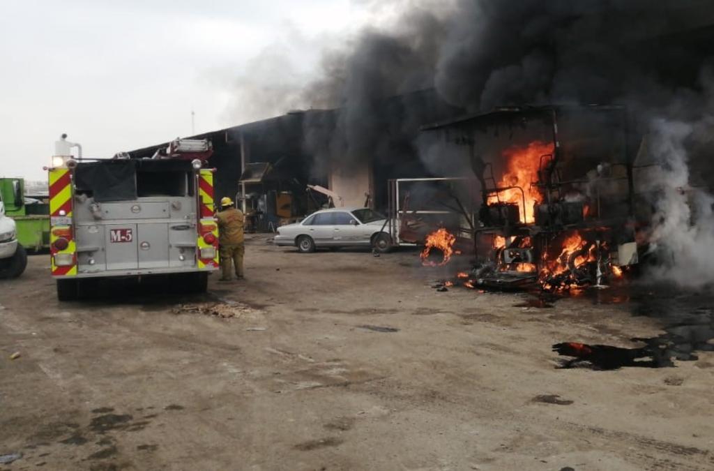Un vehículo de mantenimiento a carreteras fue consumido por el fuego. (EL SIGLO DE TORREÓN)