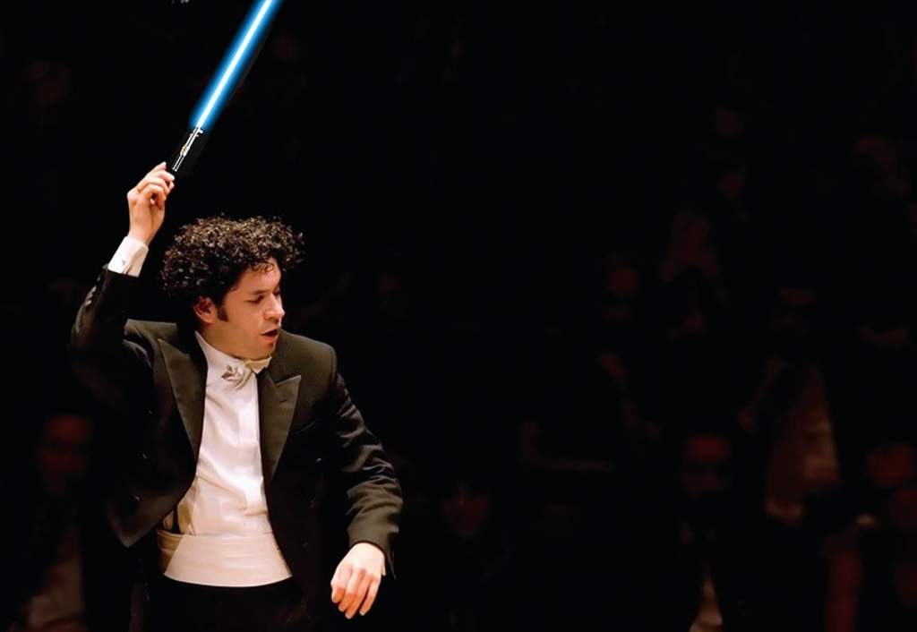 Con un sable de luz jedi en la mano y la música de la Guerra de las Galaxias como telón de fondo, Gustavo Dudamel y su Orquesta Filarmónica de Los Ángeles, se despiden de México ante casi 10 mil espectadores en el Auditorio Nacional. (ESPECIAL)