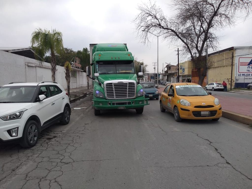 Trailero impacta auto Honda sobre la calzada Abastos de Torreón; los daños se calculan en 50 mil pesos.