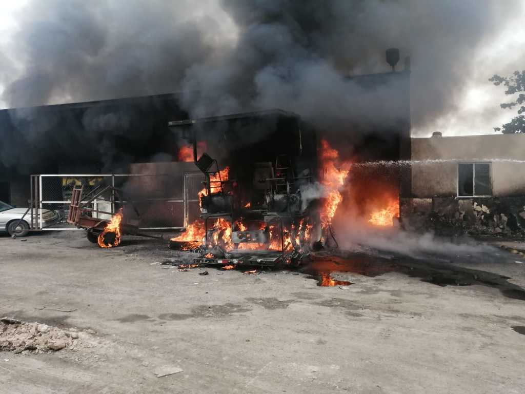 El personal del departamento de Bomberos de Gómez Palacio se encargó de sofocar el incendio.