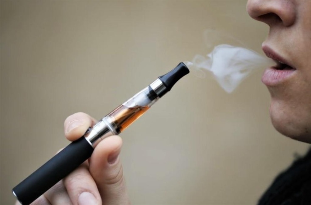 Suman 42 personas fallecidas hasta la fecha en Estados Unidos por daños en los pulmones causadas por el uso de cigarros electrónicos.