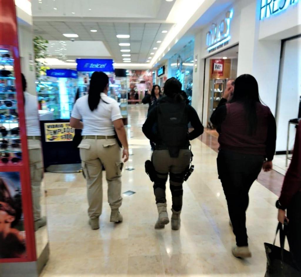 Dentro del megaoperativo existen policías vestidos de civiles quienes se encuentran en las tiendas y corredores principales. (EL SIGLO DE TORREÓN)