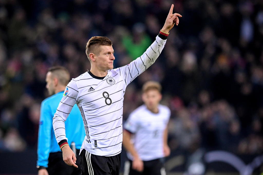 El mediocampista alemán Toni Kroos ayudó a que su selección sellara su boleto al torneo europeo con un doblete ante Bielorrusia.