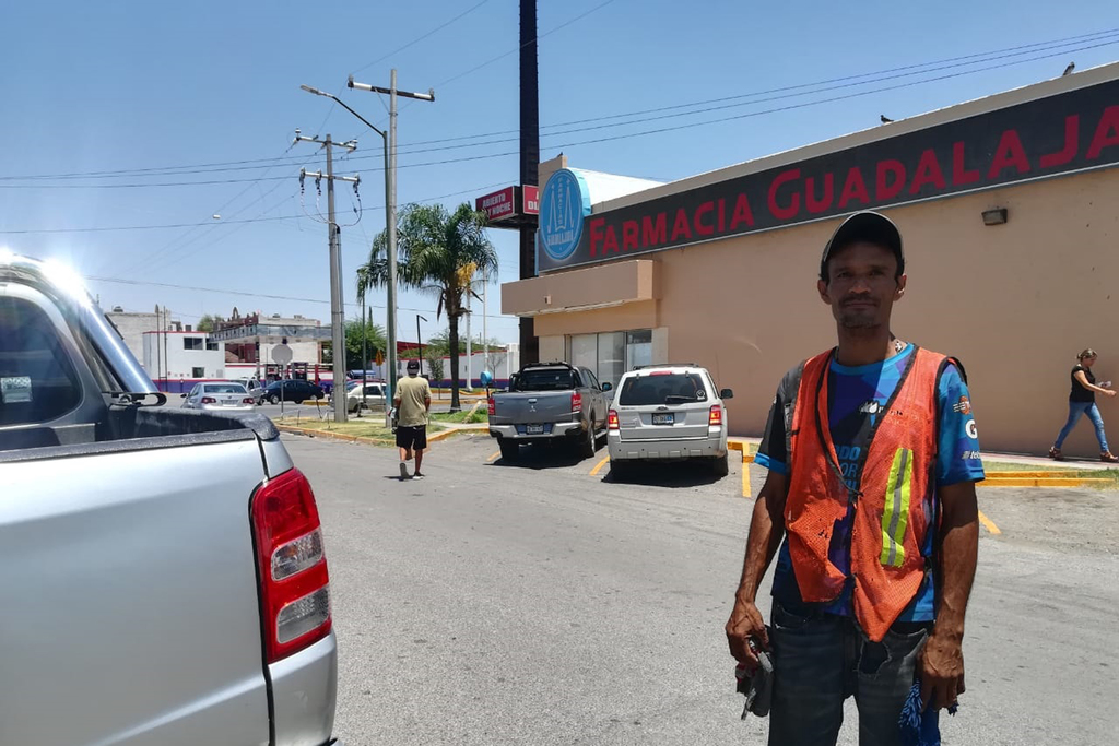 Manuel se dedica a limpiar automóviles sobre la calle Aquilino Villanueva, entre Juárez e Hidalgo. (FERNANDO GONZÁLEZ)