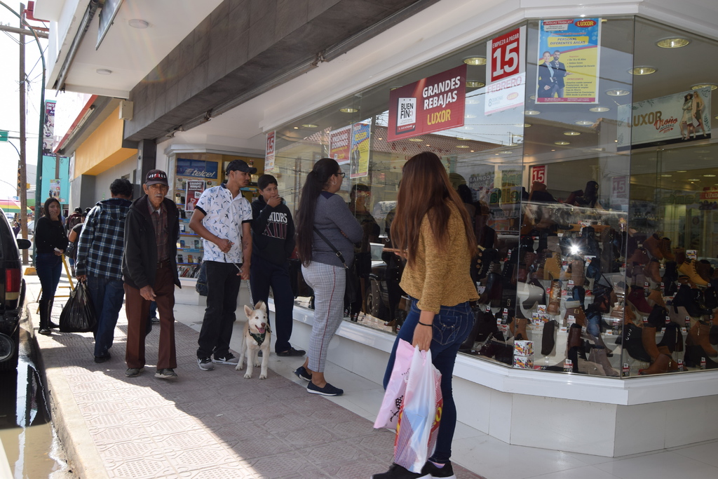 Algunas personas de Matamoros prefirieron trasladarse a Torreón para realizar sus compras en esta temporada prenavideña. (EL SIGLO DE TORREÓN / MARY VÁZQUEZ) 
