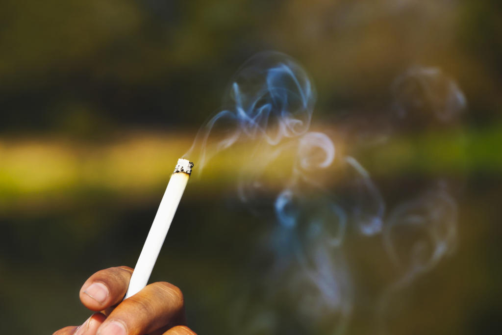 Las modificaciones que la industria tabacalera ha desarrollado en los cigarros, como los light y ultra light, no han reducido el riesgo de cáncer, pero sí han desarrollado en los fumadores la percepción de que fuman cigarros menos dañinos. (ARCHIVO) 