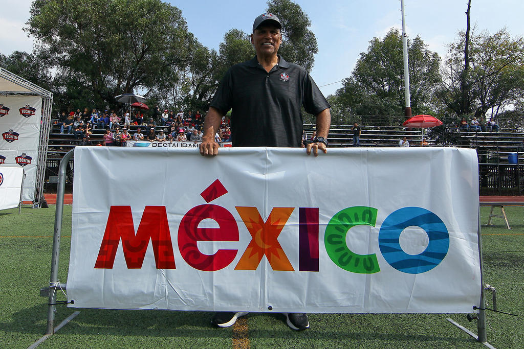 El exjugador de Cincinnati, Anthony Muñoz, sintió el calor de la afición mexicana, donde convivió con decenas de fanáticos de los Bengalís. (ARCHIVO)