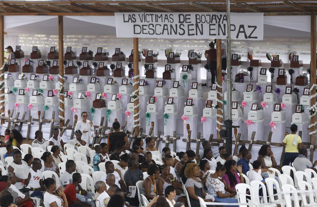 Ayer domingo, los cerca de cien féretros de víctimas de la matanza fueron trasladados al polideportivo de Bojayá para un acto público. (EFE)
