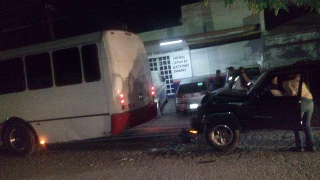 Choque entre camioneta y camión deja daños pro 50 mil pesos.