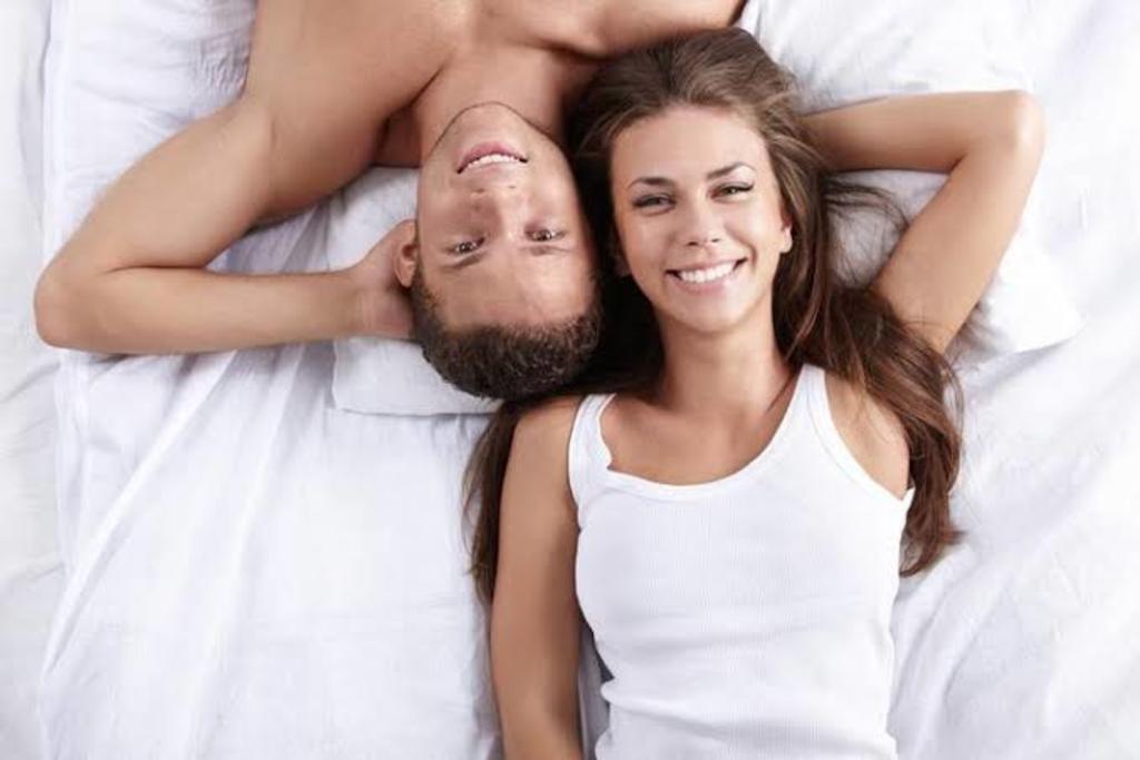 Al ser fuente de bienestar físico y psicológico, el sexo puede considerarse como benéfico para la salud. (ARCHIVO) 
