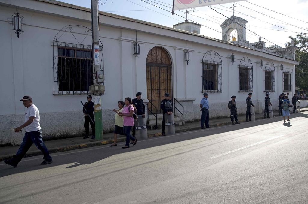 La Fiscalía de Nicaragua acusó a 16 manifestantes opositores por llevar agua a madres que se encuentran en huelga de hambre. (ARCHIVO) 