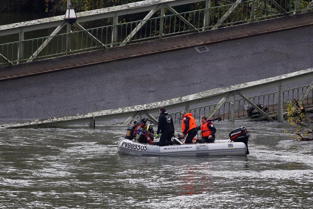 Esta misma mañana el cuerpo de un adolescente de 15 años era también hallado en otro de los vehículos que cayeron al río Tarn en el hundimiento. (EFE)