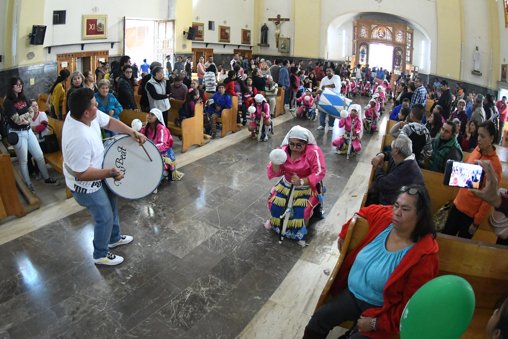 A pesar de los hechos que se registraron ayer en la mañana, los grupos de danzas acudieron a la iglesia a la bendición de danzas. (FERNANDO COMPEÁN)