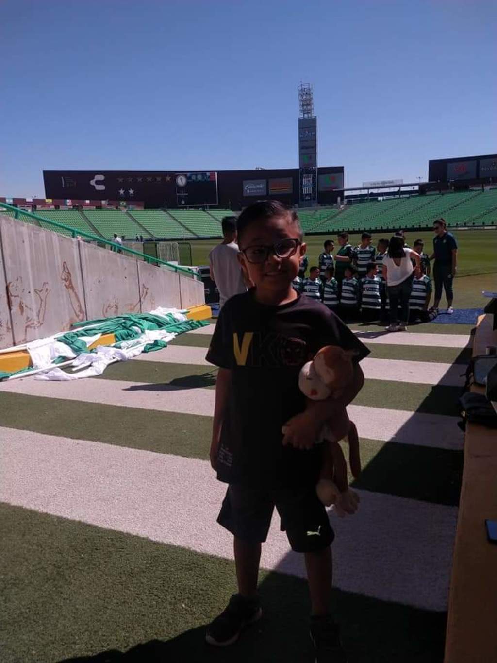 Al pequeño le gusta mucho jugar futbol y su jugador favorito es Julio César Furch, delantero del Santos, a quien le gustaría conocer. (CORTESÍA)
