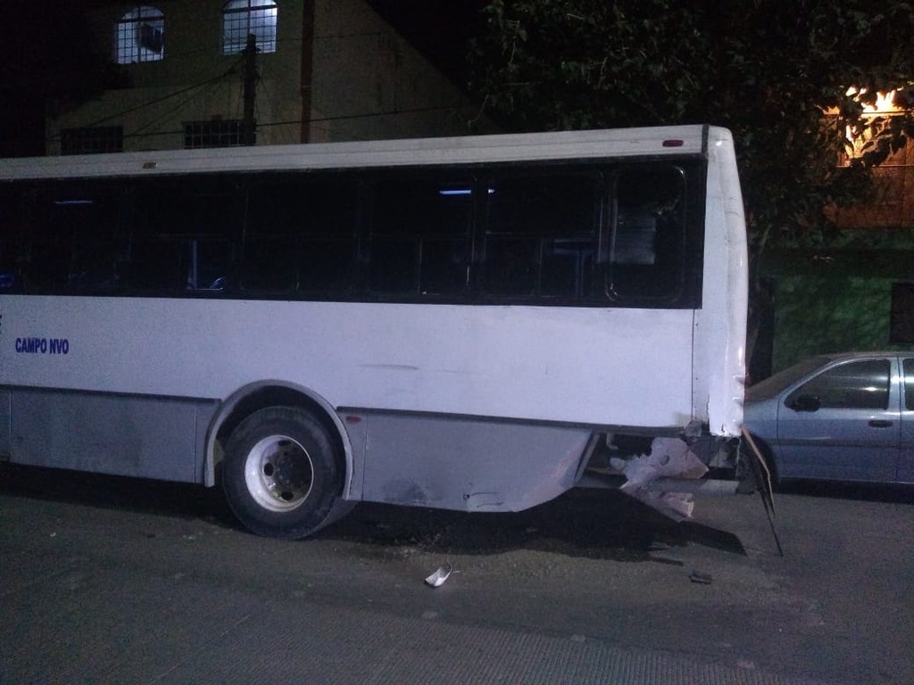 Conductor en estado de ebriedad se impacta contra camión de pasajeros en el bulevar Revolución de Torreón. (EL SIGLO DE TORREÓN)