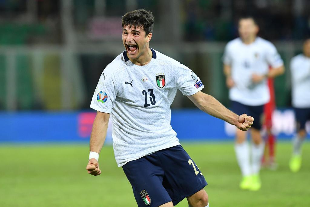 El debutante Riccardo Orsolini marcó su primer tanto con la selección absoluta de Italia. (AP)