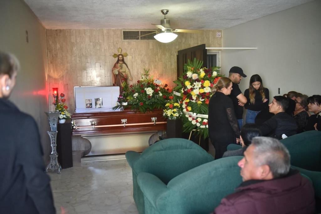 Amigos y familiares cercanos a la maestra Mireya Fernández acudieron ayer a la funeraria. (DIANA GONZÁLEZ)