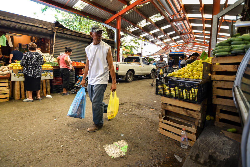 Cientos de personas recurren el mercado para surtir sus hogares y negocios con la compra de frutas, verduras, carne y otros alimentos.