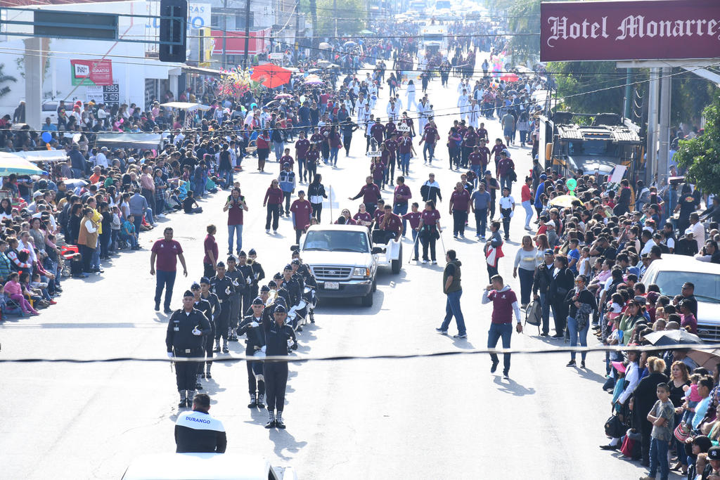 Extenso desfile. La ciudadanía gomezpalatina disfrutó de uno de los desfiles más largos, pues tuvo una duración de cuatro horas con 20 minutos. (EL SIGLO DE TORREÓN/FERNANDO COMPEÁN)