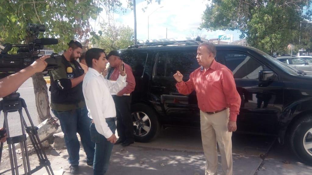 Jaime Musa Bernal habla sobre la denuncia contra Reyes Flores Hurtado y su equipo de trabajo en el exterior de la Agencia del Ministerio Público Federal. (EL SIGLO DE TORREÓN) 