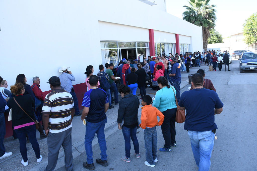 Fue entre las seis y siete de la mañana que las filas se comenzaron a formar en las oficinas de Recaudación de Rentas, en la calzada Ávila Camacho de Torreón. (FERNANDO COMPEÁN)