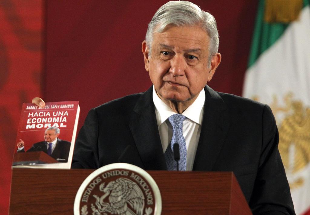 López Obrador dijo que aún no sabe lo que hará con las regalías que se den de su libro. (EFE)