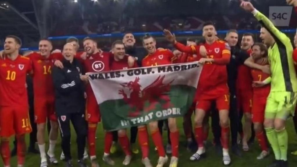 El futbolista galés, Gareth Bale, festejó junto a sus compañeros con una polémica frase dentro de la bandera de su país. (ESPECIAL)